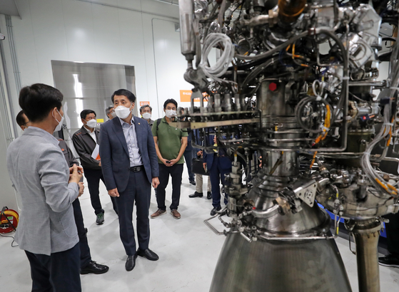 Government officials, including First Vice Minister of Trade, Industry and Energy Jang Young-jin, visit Hanwha Aerospace's plant in Asan, South Chungcheong, on Wednesady afternoon to look around related facilities, including those concerning the development of space launch vehicles. [YONHAP]