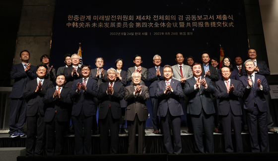 Foreign Minister Park Jin, Chinese Ambassador to Korea Xing Haiming and other dignitaries pose for a commemorative photo to mark a meeting of the Committee for Future-Oriented Development of Korea-China Relations in Seoul as the two countries mark the 30th anniversary of diplomatic relations Wednesday. [JOINT PRESS CORPS]