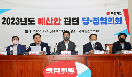 Rep. Sung Il-jong, second from left, head of the People Power Party’s policy committee, speaks at the National Assembly in Yeouido, western Seoul during a meeting with the government to discuss next year’s budget. [YONHAP]