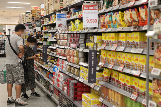 People shop for groceries at a discount mart in Seoul on Tuesday. [YONHAP]