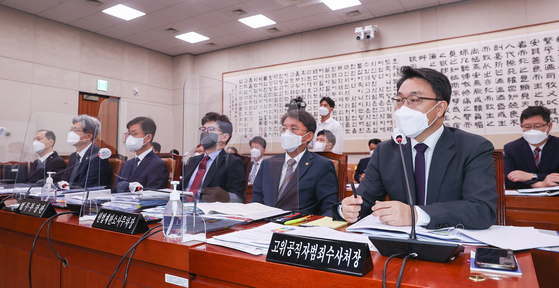CIO chief Kim Jin-wook, right, answers lawmakers' questions at a meeting of the National Assembly's Judiciary and Legislation committee in Yeouido, southern Seoul on Monday. [YONHAP]