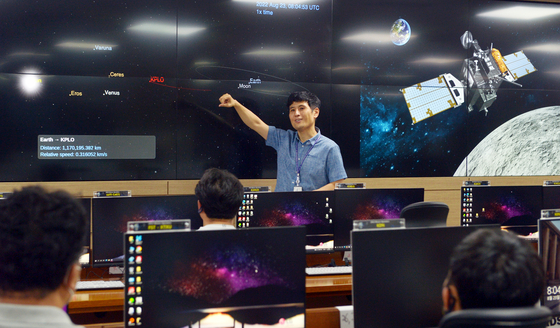 Korea Aerospace Research Institute (KARI) researchers monitor the Danuri moon orbiter at a ground control center at KARI headquarters in Daejeon, on Tuesday. Danuri, Korea's first lunar orbiter, was launched on Aug. 5 and is expected to reach the targeted lunar orbit on Dec. 16. [JOONGANG ILBO] 