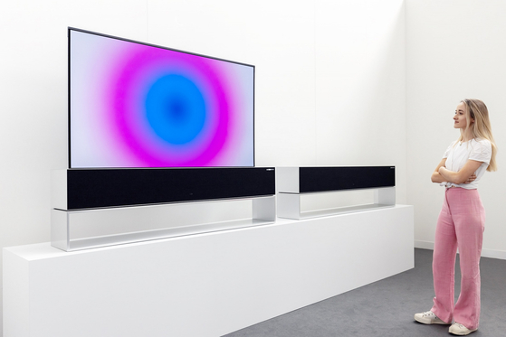 A model looks at a video artwork by artist Anish Kapoor on an LG OLED display. LG OLED will present its displays which show Kapoor’s old and new video works in a lounge dedicated to the artist during Frieze Seoul.  [FRIEZE SEOUL]