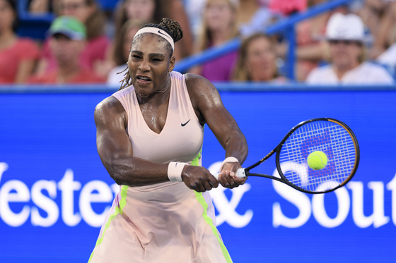 Serena Williams of the United States hits a backhand to Emma Raducanu of Britain during the Western & Southern Open tennis tournament on Aug. 16 in Mason, Ohio. [AP/YONHAP]