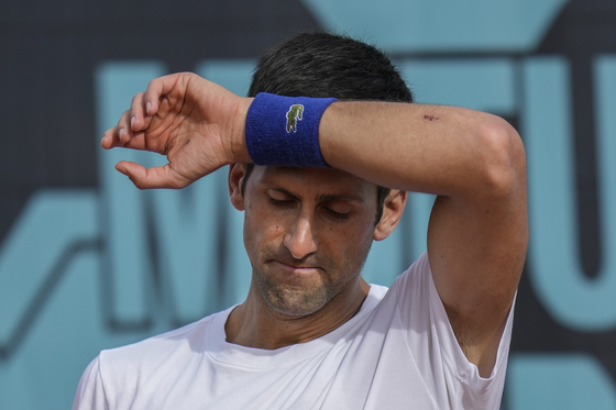Novak Djokovic of Serbia wipes the sweat off during a training session at the Mutua Madrid Open tennis tournament in Madrid on April 30. [AP/YONHAP]