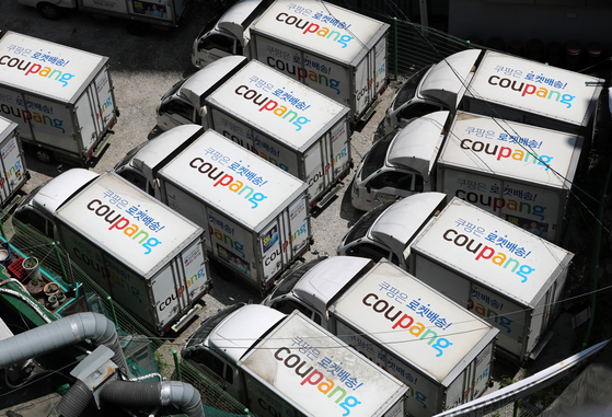 Coupang delivery trucks are parked in Seoul. [NEWS1]