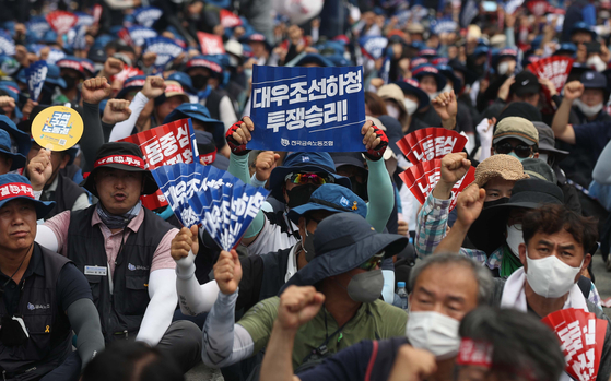 Union members of Daewoo Shipbuilding & Marine Engineering's subcontractors shout slogans during a sit-down strike on July 20. [YONHAP]