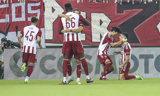 Olympiacos' players, including Hwang In-beom, second from right, celebrate after scoring the opening goal during a UEFA Europa League playoff match against Apollon Limassol in Piraeus, Greece. [EPA/YONHAP]