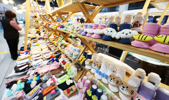 An array of baby clothes at a baby fair in Suwon, Gyeonggi in March [YONHAP]