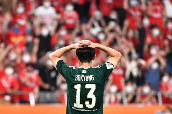 〈YONHAP PHOTO-4598〉 Jeonbuk Hyundai Motor's Kim Bo-kyung reacts after missing a penalty during a shootout at the end of an AFC Champions League semifinal match against Urawa Red Diamonds in Saitama, Japan on Thursday. [AFP/YONHAP]