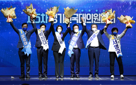 Democratic Party (DP) chairmanship candidate Rep. Lee Jae-myung, fourth to the left, celebrates at a national convention at the Olympic Gymnastics Arena in southern Seoul Sunday after winning the party leadership. From left: Jang Kyung-tae, Park Chan-dae, Ko Min-jung, Lee Jae-myung, Jung Chung-rae and Seo Young-kyo. [NEWS1]