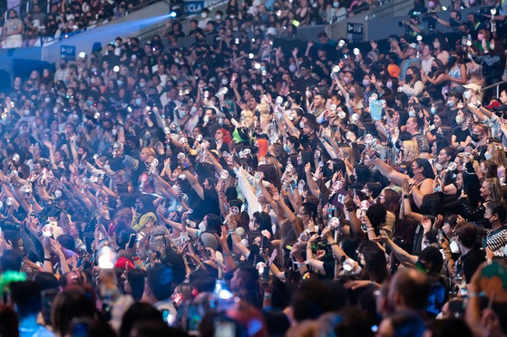 Fans cheer during the KCON 2022 held in Los Angeles. [CJ ENM]