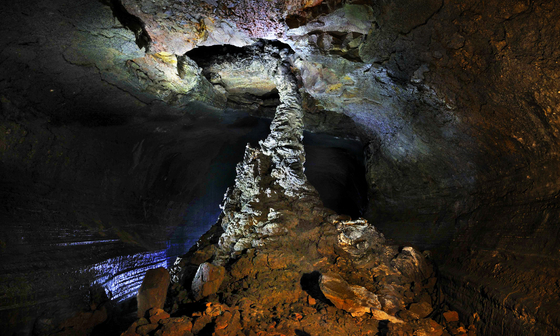 Manjanggul is the only lava tube that is open to the public. It's the longest lava tube on the island, stretching 7.4 kilometers, but only 1 kilometer is open to the public. At the end of the tube stands this large lava column. [JEJU SPECIAL SELF-GOVERNING PROVINCE]