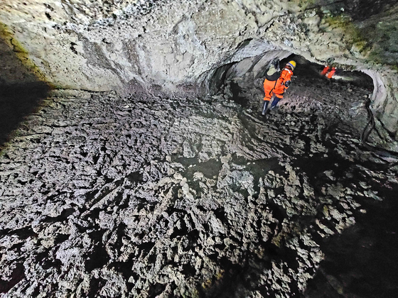 Bengdwigul Lava Tube is located closest to Geomunoreum, therefore, has the complex labyrinth of small lava tubes that stretch out like a spider web. [YONHAP]
