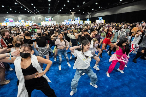 K-pop fans dance together during the KCON 2022 held in Los Angeles from Aug. 19 to 21. [CJ ENM]