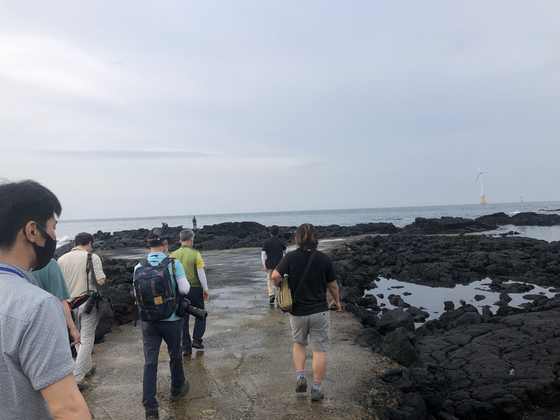 The lava that erupted from the Geomunoreum some 8,000 years ago came to a halt after reaching Woljeongri Beach. [YIM SEUNG-HYE]