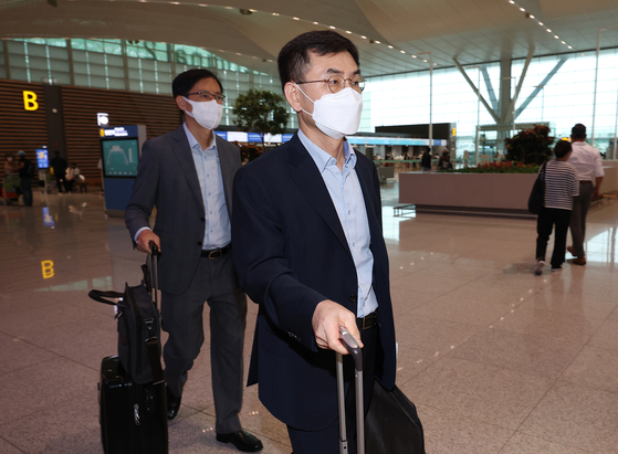Korean government delegation including Trade, Industry and Energy Ministry’s Deputy Minister for International Trade and Legal Affairs Ahn Sung-il leaving for U.S. at Incheon International Airport on Monday. [YONHAP] 