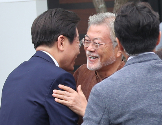 Former President Moon Jae-in, right, greets new Democratic Party leader Lee Jae-myung, who visited his retirement home in Pyeongsan Village, Yangsan, in South Gyeongsang Monday afternoon. [JOINT PRESS CORPS] 