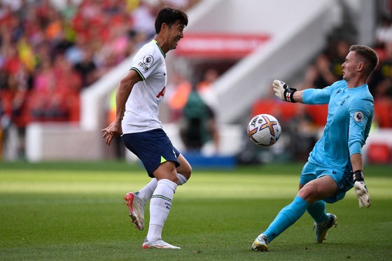 Nottingham Forest's English goalkeeper Dean Henderson, right, saves an attempt from Tottenham Hotspur's striker Son Heung-min during the match between Nottingham Forest and Tottenham Hotspur at The City Ground in Nottingham, central England, on Sunday. [AFP/YONHAP]