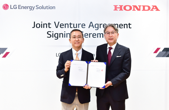 LG Energy Solution CEO Kwon Young-soo, left, and Honda Motor CEO Toshihiro Mibe pose for a photo after signing an agreement to establish a joint venture to build an electric vehicle factory in the United States, Monday at the Korean battery maker's headquarters in Yeouido, western Seoul. [LG ENERGY SOLUTION]