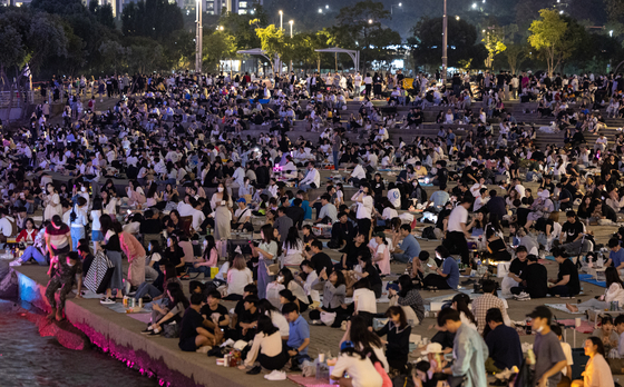 Banpo Hangang Park in southern Seoul is crowded with people on Aug. 26, the day the Hangang Moon Light Market reopened after three years. [YONHAP]