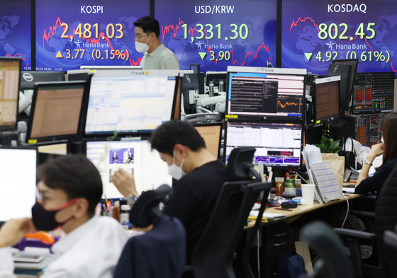 Screens in Hana Bank's trading room in central Seoul show the Kospi closing at 2,481.03 and the Kosdaq at 802.45 on Friday. [YONHAP]
