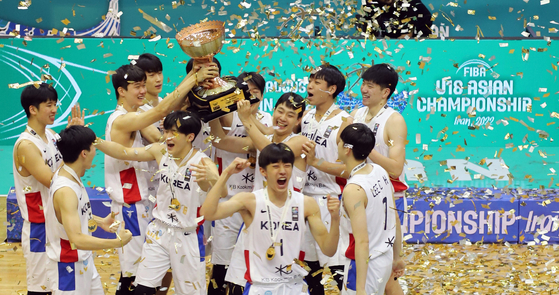 The Korean national U-18 basketball team celebrates winning the FIBA U-18 Asian Championship on Sunday, beating Japan 77-73 in the final at Azadi Basketball Hall in Iran. [YONHAP]