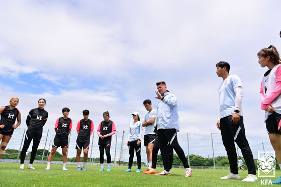 The Korean national women's football team and head coach Colin Bell, center, assemble during training at the Paju National Football Center in Paju, Gyeonggi, for a friendly against Jamaica on Monday. The friendly will be played on Saturday at Hwaseong Sports Town in Hwaseong, Gyeonggi. [YONHAP]