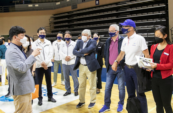 The International University Sports Federation (FISU) delegation visits the Yi Sun-shin Gymnasium in Asan, South Chungcheong on Sunday. [YONHAP]