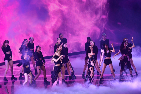 Blackpink performs "Pink Venom" at the 2022 MTV Video Music Awards. [AFP/YONHAP]