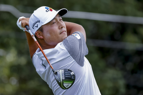 Lee Kyoung-hoon tees off on the third hole during the second round of the Tour Championship at East Lake Golf Club on Thursday in Atlanta, Georgia, on Friday. [EPA/YONHAP]