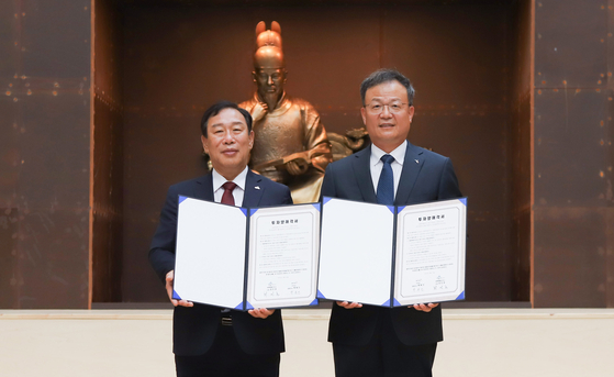 Sejong Mayor Choi Min-ho, left, poses with KT&G CEO Baek Bok-in after signing a memorandum of understanding on Aug. 26. [KT&G]