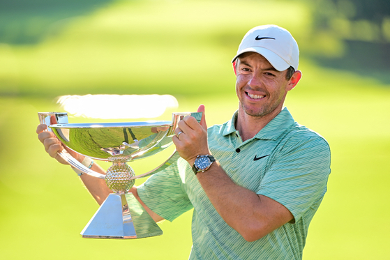 Northern Ireland’s Rory McIlroy poses with the trophy after winning the Tour Championship at East Lake Golf Club on Sunday in Atlanta, Georgia. [USA TODAY/YONHAP]