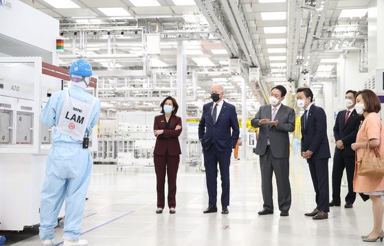 President Yoon Suk-yeol, third from left, and U.S. President Joe Biden, second from left, visited a Samsung Electronics chip factory in Pyeongtaek on May 20 when the two presidents vowed to further cooperate on supply chain management. [NEWS1]