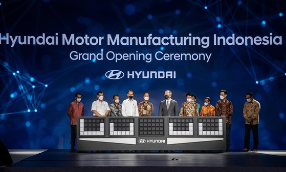 Hyundai Motor Executive Chair Euisun Chung, sixth from left, and Indonesia's President Joko Widodo, fourth from left, attended a groundbreaking ceremony for the automaker's factory in Indonesia on March 16, this year. [HYUNDAI MOTOR]