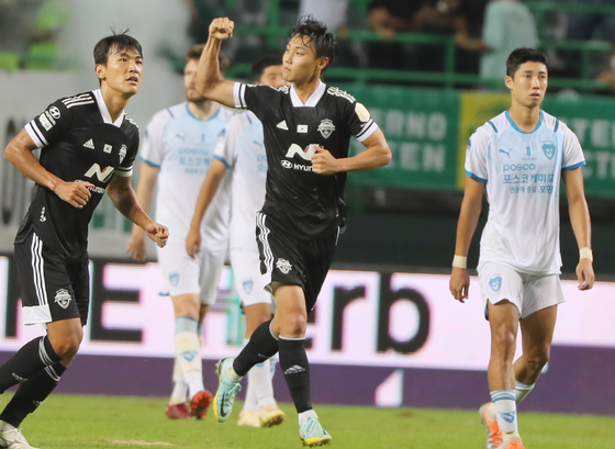 Paik Seung-ho of the Jeonbuk Hyundai Motors, center, celebrates scoring the penalty during a match between Jeonbuk and the Pohang Steelers at Jeonju World Cup Stadium in Jeonju on Monday. [YONHAP]