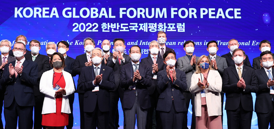 Unification Minister Kwon Young-se, fourth from left in front row, and guests pose for a group photo at the Korea Global Forum for Peace at the Millennium Hilton Hotel in Seoul on Tuesday. The Unification Ministry organized the three-day forum to rally international support for building peace on the Korean Peninsula. [YONHAP]