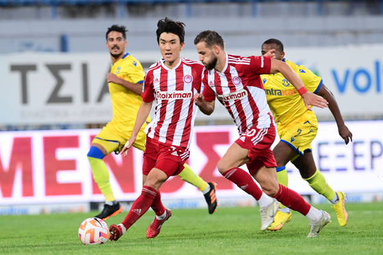 Hwang In-beom plays the ball during a Greek Super League match between Olympiacos FC and Asteras Tripolis on Monday at Theodoros Kolokotronis Stadium in Amiklon, Greece. [SCREEN CAPTURE]