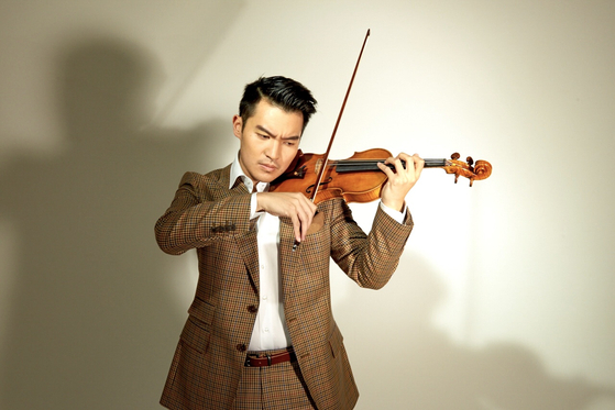 Violinist Ray Chen, pictured, and pianist Sunwoo Yekwon will perform together for a concert on Wednesday at the Seoul Arts Center. [JOHN MAC]