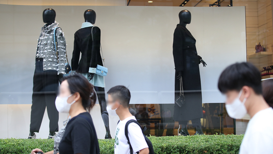 People pass by a department store in Seoul on Aug. 7. [NEWS1]
