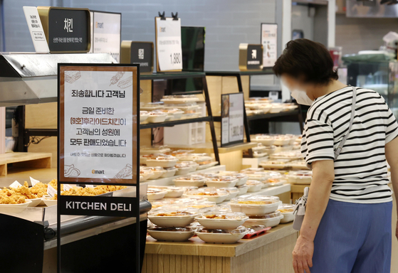 A sign at an Emart discount store in Seoul on Aug. 22 reads that the fried chicken is sold out. [YONHAP]