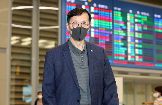 Bank of Korea Gov. Rhee Chang-yong arrives at the Incheon International Airport on Aug. 29 after attending the Jackson Hole meeting in Wyoming, United States. [NEWS1]