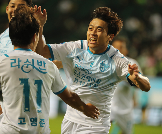 Jeong Jae-hee of the Pohang Steelers, right, celebrates after scoring during a match against Jeonbuk Hyundai Motors at Jeonju World Cup Stadium in Jeonju on Monday. [YONHAP]