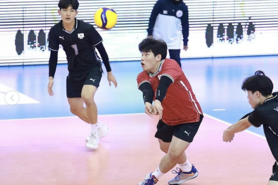 Korea's libero Kang Sun-kyo, center, sets the ball during the 21st Asian Men’s U20 Volleyball Championship bronze medal match against Thailand at Isa Sports City Hall in Riffa, Bahrain, on Monday. Korea beat Thailand in three sets, 31-29, 25-16, 25-14, to win the bronze medal. [AVC] 