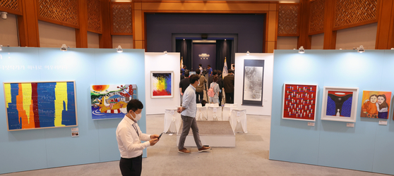 ″Special Exhibition for the Disabled Artists,″ the first art exhibition in the Blue House as a multi-purpose cultural complex, kicked off Wednesday. [MINISTRY OF CULTURE SPORTS AND TOURISM]