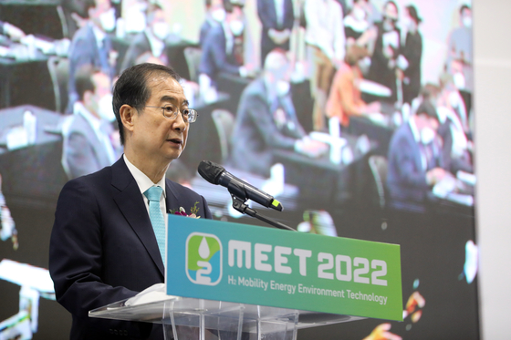 Prime Minister Han Duck-soo speaks during the opening ceremony of the H2 MEET 2022 exhibition on Wednesday at Kintex in Goyang, Gyeonggi. [NEWS1]