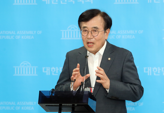 Rep. Suh Byung-soo, chair of of the People Power Party’s national committee, announces he is stepping down from the post in a press briefing at the National Assembly in western Seoul on Wednesday. [JOINT PRESS CORPS]