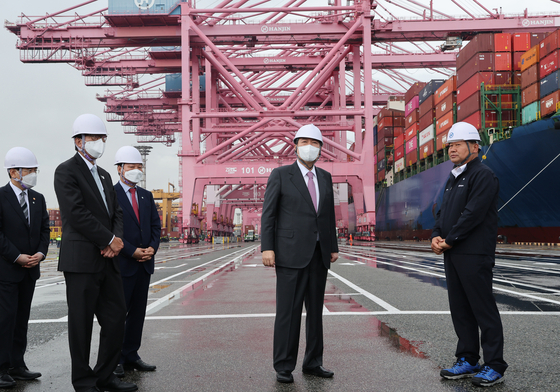 President Yoon Suk-yeol tours the Busan New Port in Changwon, South Gyeongsang, on Wednesday. President Yoon announced the governemnt's plan in supporting Korean export and import companies. [YONHAP]