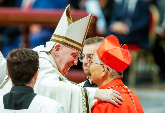 Pope Francis greets Lazarus You Heung-sik during a consistory ceremony in Vatican on Saturday. [REUTERS/YONHAP]