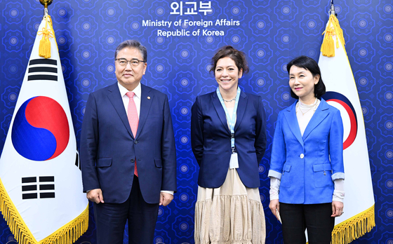 From left, Foreign Minister Park Jin, Elizabeth Salmón, UN special rapporteur on North Korean human rights, and Lee Shin-hwa, the envoy for North Korean human rights, meet at the Foreign Ministry headquarters in Seoul on Wednesday. [MINISTRY OF FOREIGN AFFAIRS]